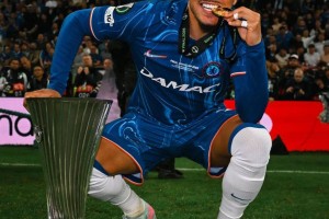 桑乔夺冠后官宣不回曼联，替补进球或改变命运！拥抱安慰哭泣的败将安东尼