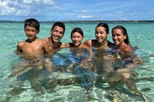 苏亚雷斯一家生活幸福，38岁依旧是足坛巨星，与高颜值妻儿度假