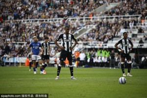 纽卡斯尔拒绝利物浦天价求购：伊萨克转会风波再掀波澜