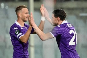 欧冠资格赛关键战：比尔森主场逆袭，流浪者客场保势